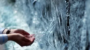 Beber 2 litros de agua diario carecería de base científica