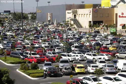 Ayuntamiento de Puebla busca eliminar cobro de estacionamiento en centros comerciales
