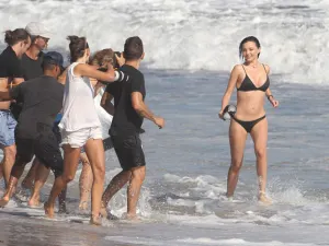 VIDEO: Miranda Kerr se pasea en bikini por Malibú