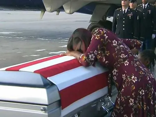 ‘Fusilan’ a Trump por pésame a viuda de soldado: ‘sabía a lo que se metió’