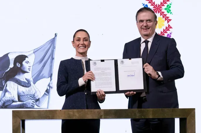 Sheinbaum firma decreto para proteger a la industria textil nacional