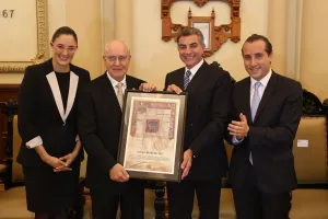 Entrega Tony Gali Cédula Real al Colegio Humboldt