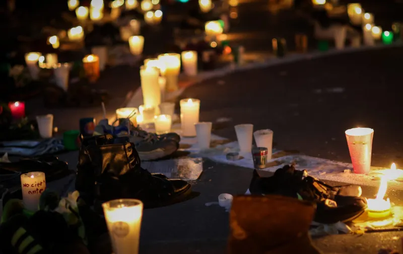 Zócalo de CDMX se llena de zapatos y velas en memoria de los desaparecidos en Teuchitlán 