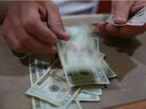 Expertos prevén dólar a $23.50 por Trump