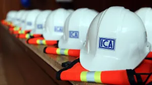 Caen 17.59% acciones de ICA tras perder licitación de NAICM