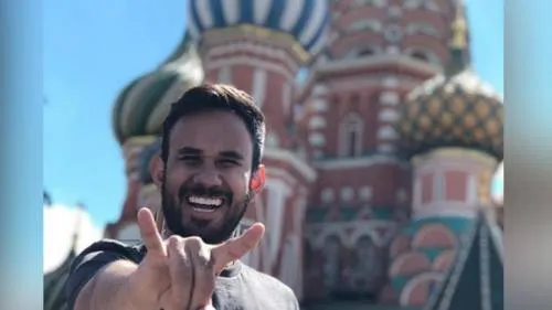Werevertumorro al borde del llanto denuncia asalto en Rusia