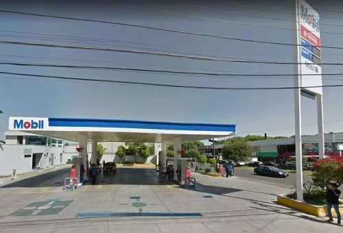 Comando armado asalta gasolinera Mobil