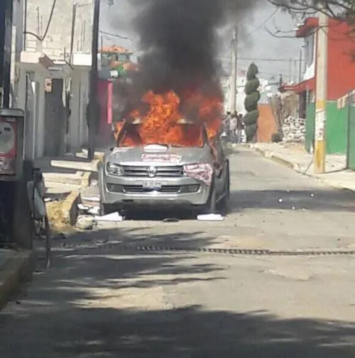 VIDEO: Queman camioneta y retienen a diez antorchistas en Zacachimalpa