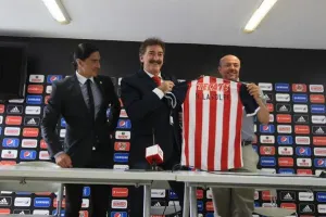 Presentan a La Volpe como técnico de “Las Chivas”