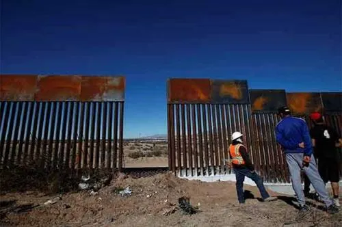 Pequeña empresa poblana se propone para iluminar muro de Trump