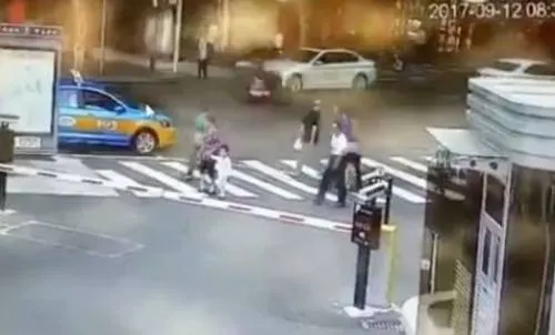 Deja a su nieto usar el paso de cebra como baño y mueren aplastados por auto