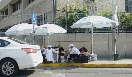 VIDEO: Pese a prohibición del Ayuntamiento,  ambulantes continúan frente al Hospital La Margarita