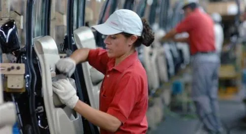 Empleo en sector manufacturero crece 3.5 por ciento anual en octubre: Inegi