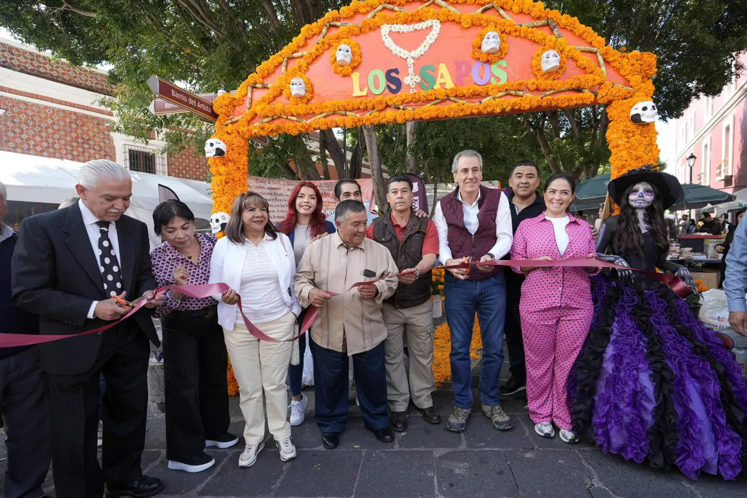Pepe Chedraui recorre ofrendas en la Plazuela de Los Sapos