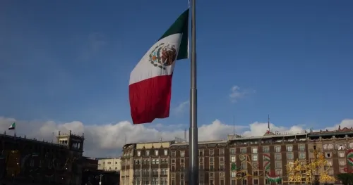 México decreta 30 días de luto nacional por fallecidos de COVID-19