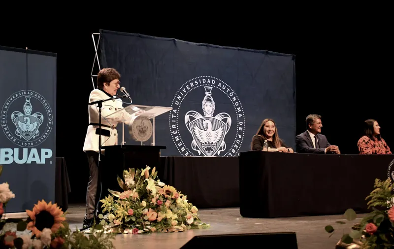 Preside rectora Lilia Cedillo graduación de egresados de las preparatorias del Complejo Regional Centro y de la Lázaro Cárdenas