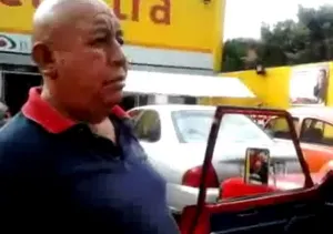 Personal de Puebla Unida es captado bajando pendones de Enrique Agüera