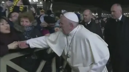 Papa Francisco se disculpa por reprender a mujer que le agarró
