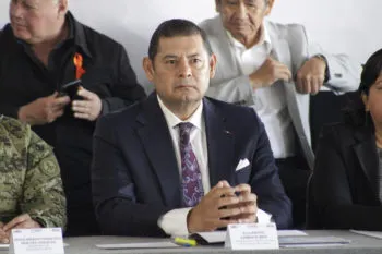 Alejandro Armenta dio a conocer la destitución de tres funcionarios por diversas irregularidades