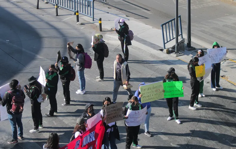Estudiantes del BINE bloquean bulevar Hermanos Serdán en protesta contra directora
