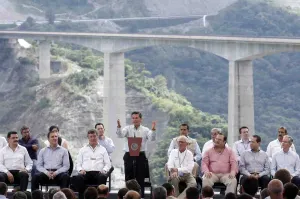 Peña Nieto promueve reformas en visita a Puebla