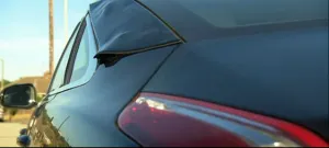 Reflejo del sol con un rascacielos derrite a un auto Jaguar