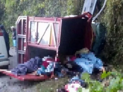 Fatal accidente en la Interserrana, aumenta a 19 la cifra de muertos