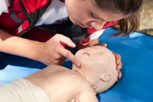Ofrece SSEP curso de verano en primeros auxilios para adolescentes y niños