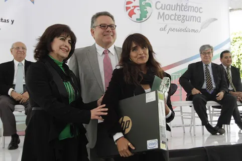 Entregan Premio Cuauhtémoc Moctezuma al Periodismo 2012
