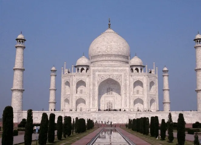 “En señal de amor”, le construye copia del Taj Mahal a su esposa