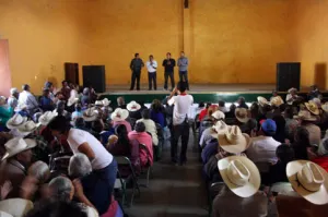 Ayuntamiento de Quecholac entrega cheques de pensión para adultos mayores