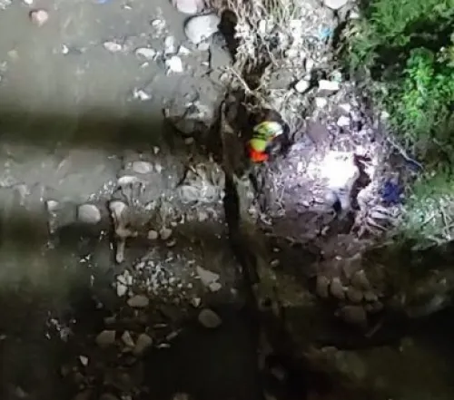 Rescatan a joven que cayó en una barranca en Flor del Bosque