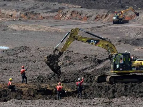 Aumentan a 165 los muertos por colapso de presa en Brasil