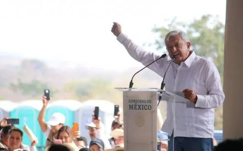 AMLO dice que no reprimirá a maestros disidentes en Michoacán