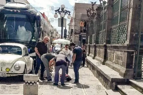 Hombre intenta suicidarse a un costado de la catedral de Puebla