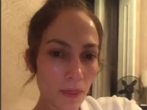 Jennifer Lopez comparte video sin gota de maquillaje