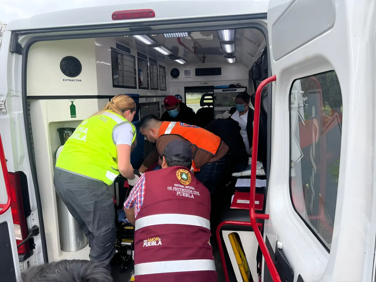 Trasladan por vía aérea a mujer lesionada por explosión para atención especializada en Puebla