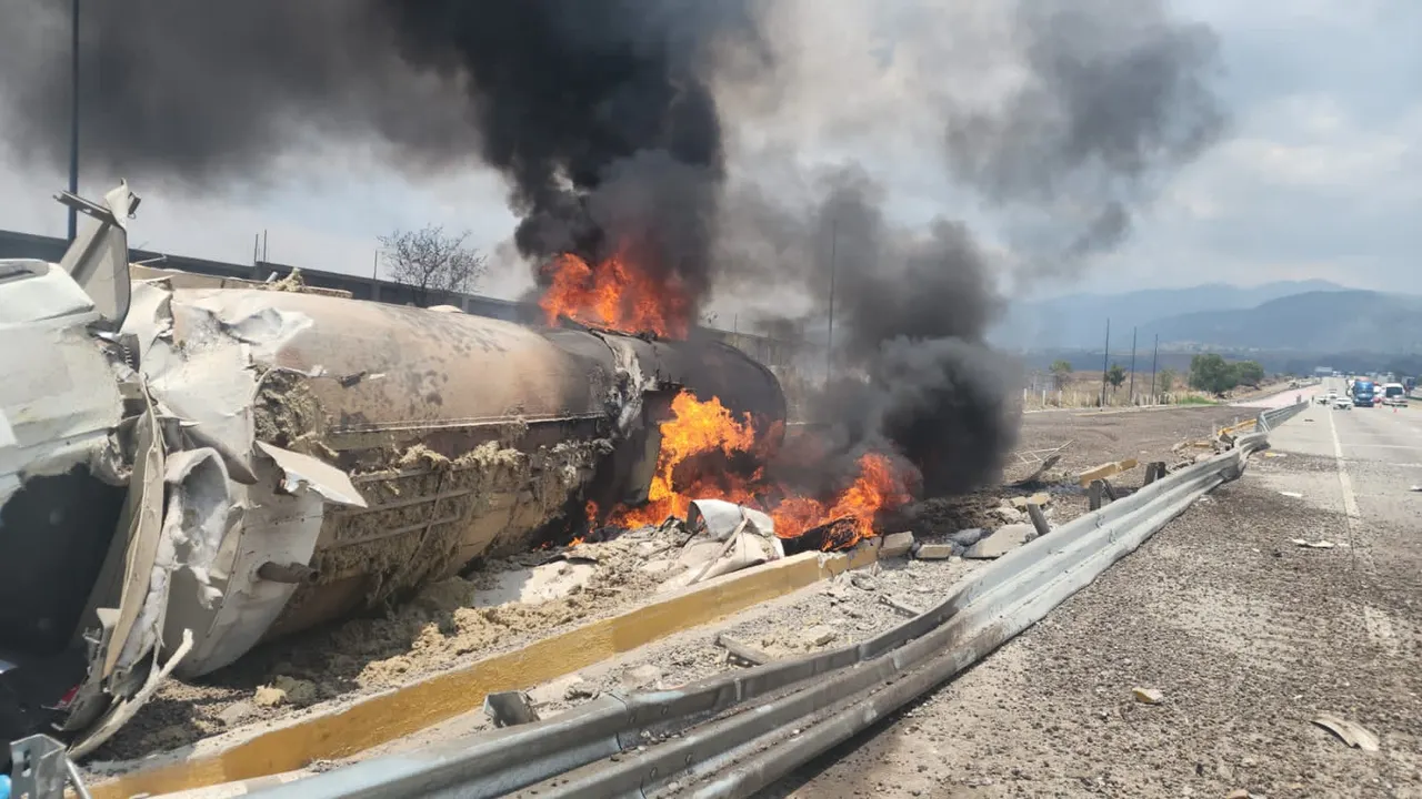 Cierran la autopista México-Puebla por volcadura e incendio de pipa con diésel