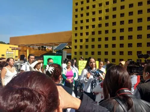 Por falta de pago a estancias infantiles subrogadas por la Sedesol, representantes se manifiestan