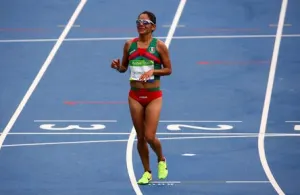 Primera medalla de oro en atletismo; mexicanas rezagadas
