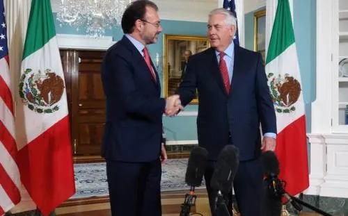 Tillerson ofrece ayuda a México tras terremoto y huracán