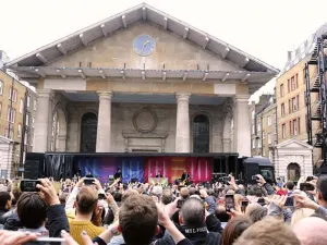Paul McCartney sorprende a Londres con concierto improvisado