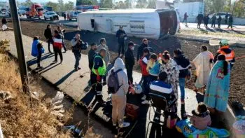 Tres personas murieron y 56 resultaron lesionadas en la volcadura de autobús de peregrinos de Ajalpan: Segob