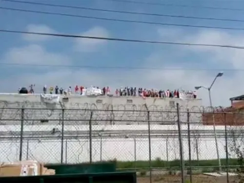 Protestan reos en Topo Chico por cobro de cuotas