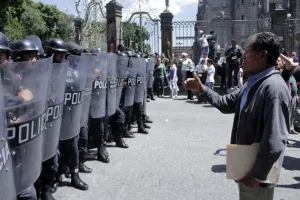Granaderos impiden plantón en el zócalo