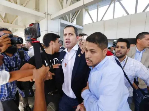 Juan Guaidó regresa a Venezuela y es recibido con insultos
