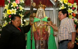 Es ingenuo venerar a la Santa Muerte: Iglesia Católica