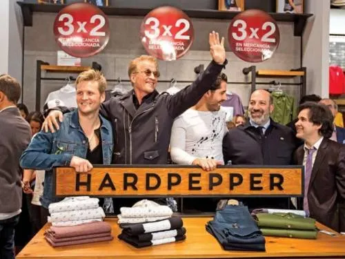 Alexan­der Acha le apuesta a la moda