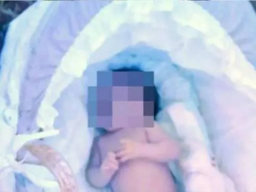 Mujer abandona a su bebé sin ropa en un balcón