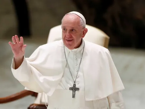 El Papa opta por cumplir con la sana distancia ante los fieles